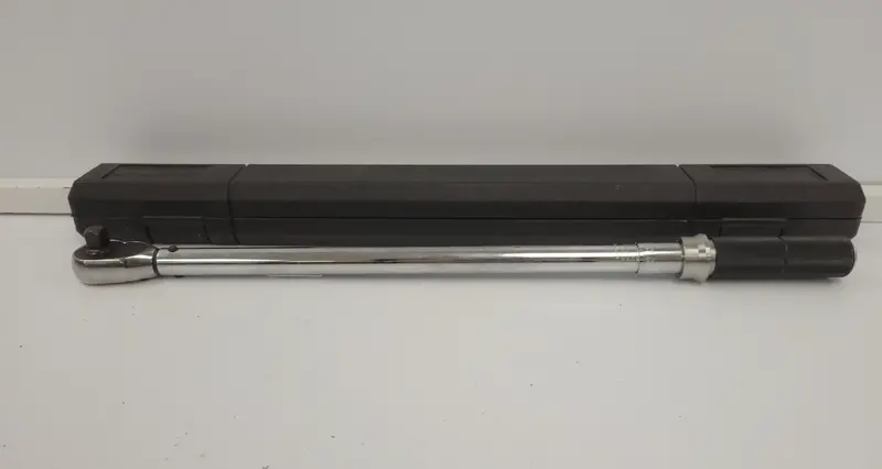 Maximum 058-9399-2 Click-Type Torque Wrench (10–150 Ft-Lb) 1