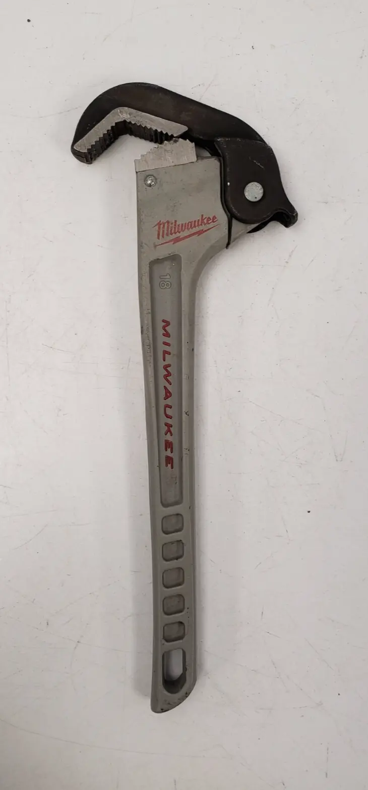 Milwaukee 48-22-7418 14-Inch Adjustable Pipe Wrench With Ergonomic Grip 1