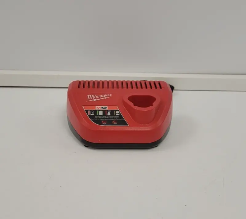 Milwaukee M18 & M12 Dual-Voltage Charger (48-59-2401) 1